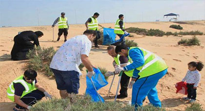 جمعويون يجرون حملة تحسيسية لجمع النفايات البلاستيكية بشواطئ الحسيمة