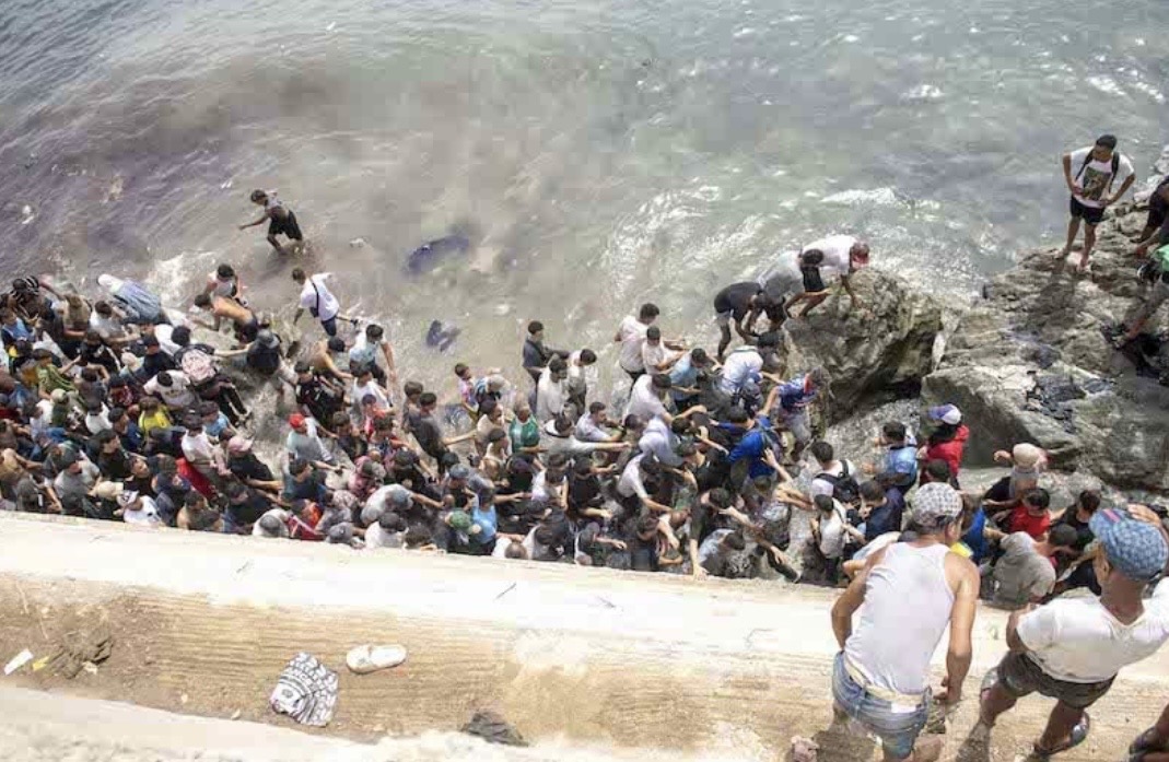 السلطات الإسبانية تبدأ نقل مئات المهاجرين من شواطئ سبتة إلى مخيم الميناء