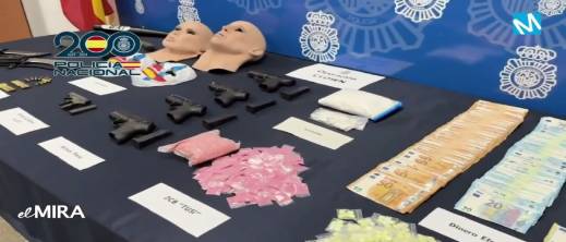 أقنعة سيليكون ومسدسات نصف آلية: تفاصيل الإيقاع بثلاثة متورطين في تجارة المخدرات الاصطناعية