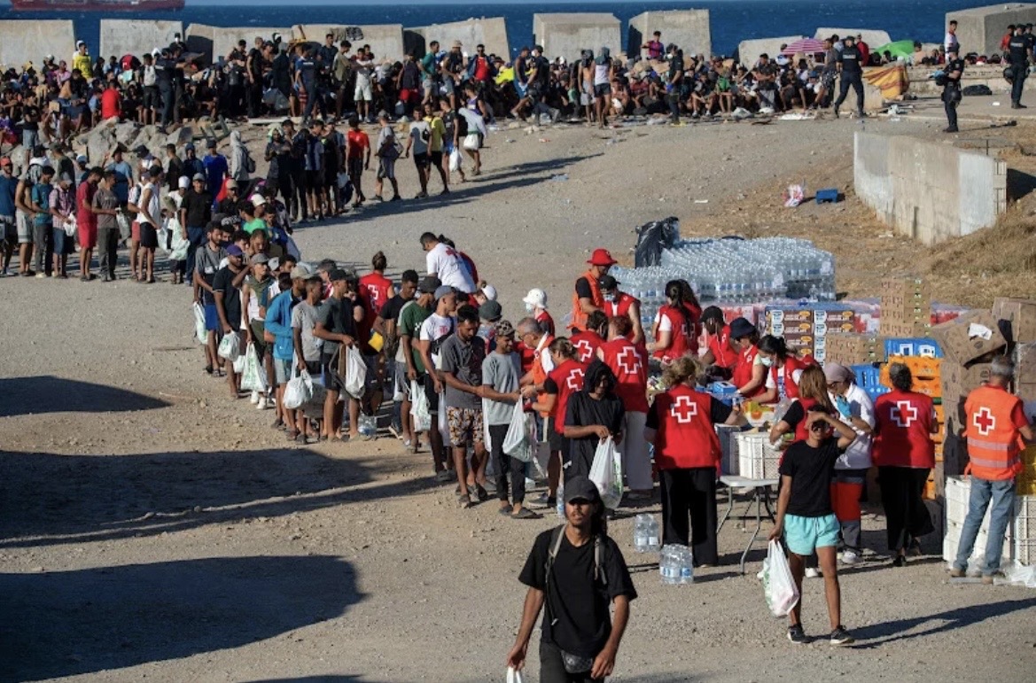 إسبانيا تبدأ الإرجاع الفوري لمئات المهاجرين غير النظاميين من سبتة بتنسيق مع السلطات المغربية