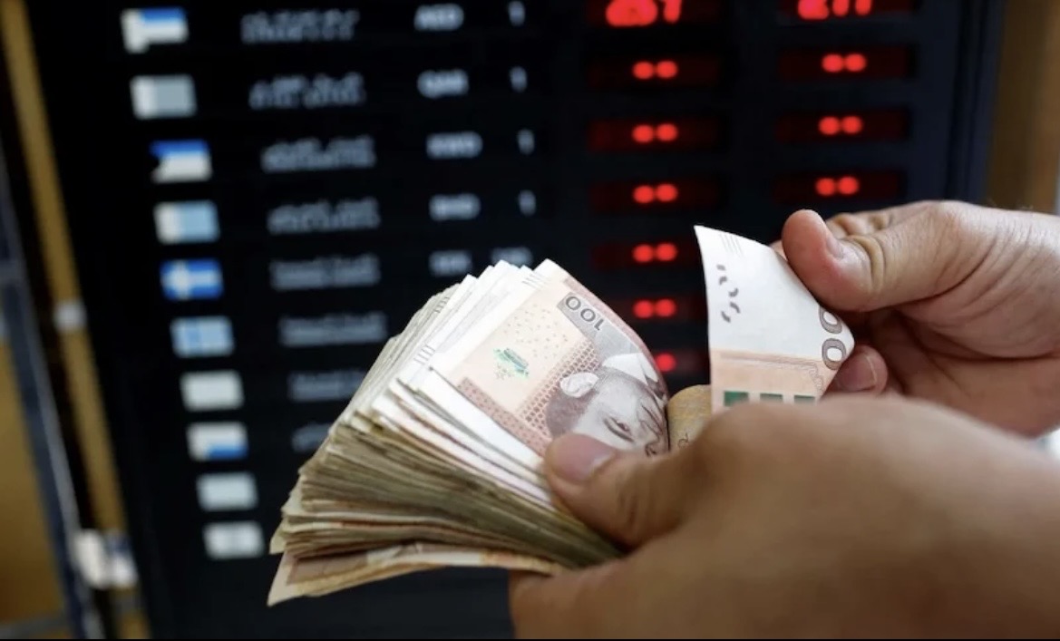 إليك أبرز الأسباب خلف تراجع الدرهم أمام الدولار والأورو