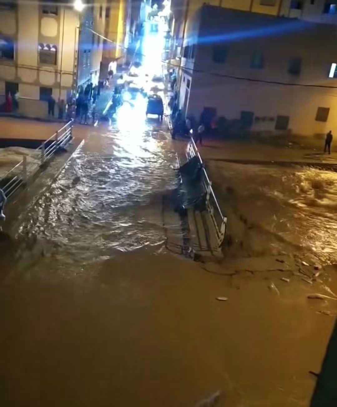 أمطار غزيرة وسيول تجرف سيارات ببني بوعياش