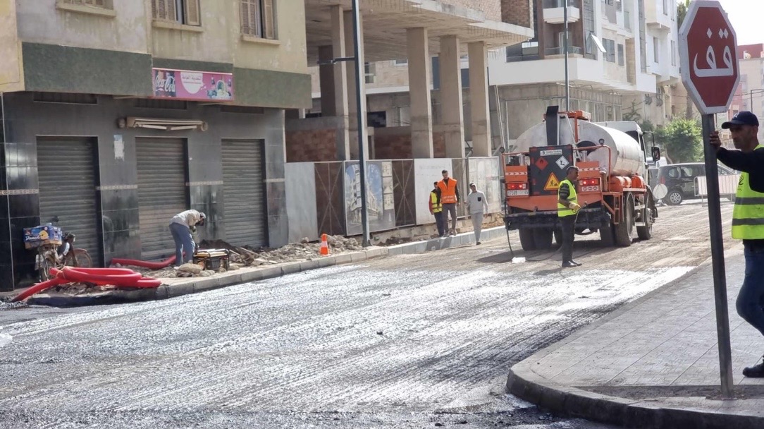 مصدر ينفي حفر شوارع الناظور المعبّدة حديثا ويؤكد: صفقات “SRM” تستهدف أزقة أخرى