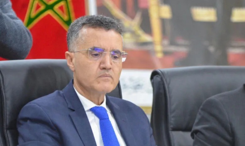 عامل  الناظور يدعو إلى تسريع تسليم شواهد الربط بالماء والكهرباء