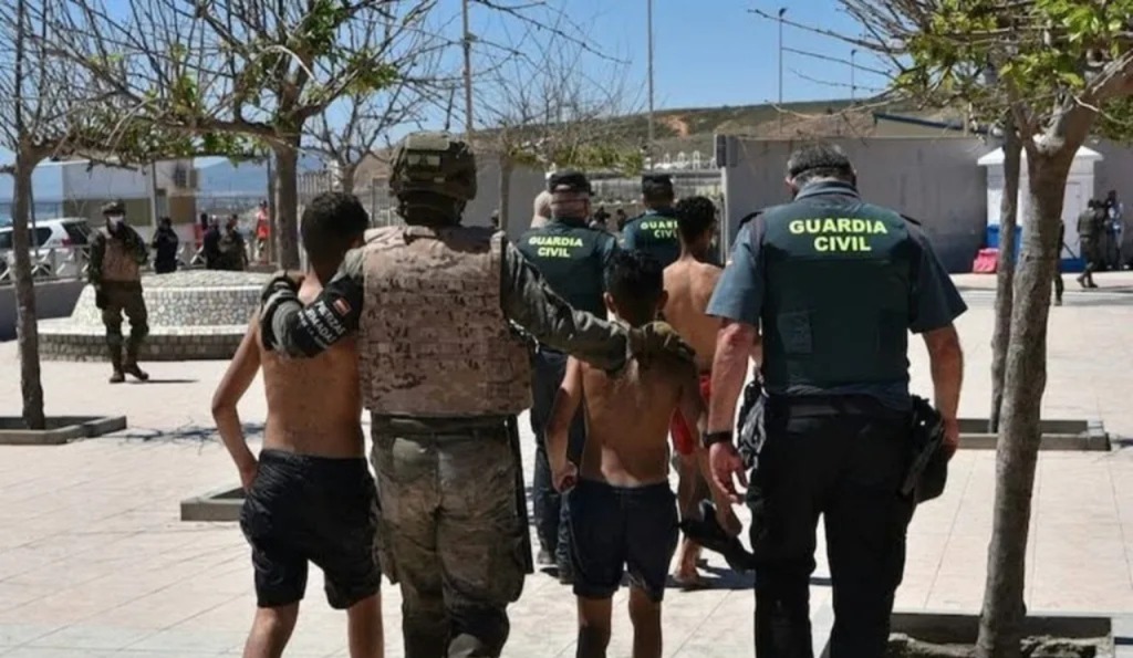 سبتة تحيل ملفات 24 قاصرا مغربيا إلى المغرب وسط تعثر إجراءات لم الشمل