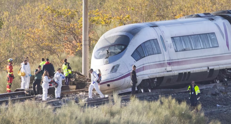 مأساة اصطدام القطارين في إسبانيا.. ارتفاع عدد الوفيات إلى 69 قتيلا