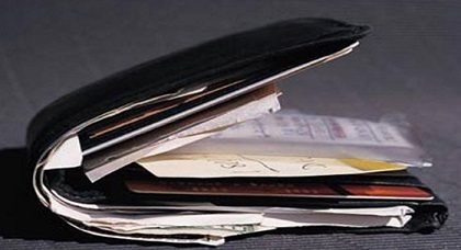 مهاجر أضاع محفظة تضّم أوراقا هامة وسط الناظور يترجّى كلّ من عثر عليها الإتصال به