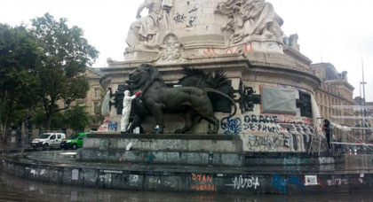 تنظيف تمثال الجمهورية وسط باريس الذي تحول إلى موقع للترحم على ضحايا الهجمات الإرهابية