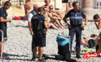 الشرطة الفرنسية تخلع لباس "البوركيني" من امرأة مسلمة على شاطئ البحر 
