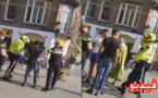 بالفيديو .. عناصر من الشرطة تعتدي على شبان مغاربة وسط الشارع العام بهولندا 