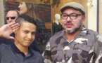 رواد الفايسبوك يتداولون صورة لمواطن مغربي يؤدي التحية العسكرية للملك محمد السادس بفرنسا 