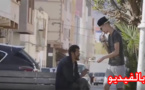 شاهدوا بالفيديو.. مقتدرون بمطاعم الناظور يرفضون إطعام جائع و متشرد يتقاسم وجبته كاملة مع السائل 