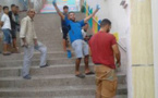 شباب من مدينة الحسيمة يقومون بمبادرة تزيين حيّهم السكني بطلاء الأزقة ورسم الجداريات وأصص الزهور