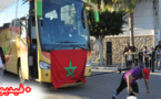 بطل التحدي عبد اللطيف لكميري يجر حافلة بركابها بواسطة الكتف بساحة حمان الفطواكي وسط الناظور 