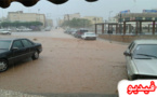 دقائق من الأمطار تغرق منطقة فرخانة بالمياه و السيول تصل الى داخل مدينة مليلية المحتلة 