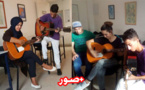فنان ناظوري يطلق مبادرة لتعليم  "الجيتار" في ورشة مجانية لهواة الموسيقى