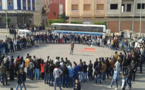 عشرات الطلبة يحتشدون أمام مقر أمن سلوان للمطالبة بإنزال أقسى العقوبات على مُختطِف زميلتهم