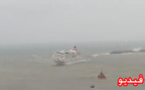 سفينة ركاب قادمة من إسبانيا تصارع الأمواج بسبب سوء أحوال الطقس قبل رسوها بميناء مليلية