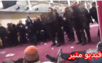 مشاهد مثيرة وهتافات الله أكبر بعد اخلاء مسجد بالقوة في منطقة كليشي شمال فرنسا 