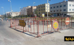 متاريس حديدية متروكة بعد إنهاء الأشغال بـ15 يوما تعرقل السير وسط الطريق بين أزغنغان والناظور