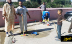 شباب حي أولاد عيسى ببني أنصار يقومون بحملة تنظيف أمام مسجد الحي