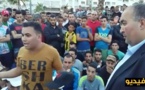 نائب رئيس برلمان بروكسيل فؤاد أحيدار يستمع للمحتجين بإمزورن