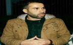 دينامو الحراك الناشط أحمجيق لبس الأصفاد بنفسه أمام انهيار والدته وهكذا تم إعتقاله