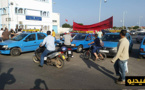 سائقو الطاكسيات الصغيرة يغلقون الطريق وسط بني أنصار احتجاجا على مزاحمتهم من قبل الطاكسيات الكبيرة