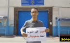 الناشط الأمازيغي رشيد الزناي يحتج بطريقه الخاصة أمام السجن المحلي بالناظور تضامنا مع معتقلي الريف 