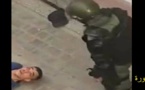 صورة ألهبت الفايسبوك.. متظاهر يلقي نظرة متمعنة في وجه عنصر أمن أسقطه أرضا بواسطة هراوته