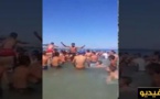 نضال في البحر.. شباب يرفعون شعارات "لا للعسكرة" وهم يسبحون بشاطئ كيمادو