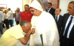 صورة لمواطن يقبل يد أحد العمال الجدد خلال حفل تنصيبه تثير سخط الفايسبوكيين