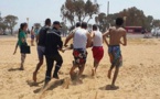 نقل شاب إلى مستشفى الناظور بعد نجاته بأعجوبة من موت محقق تحت غمرة مياه شاطئ أركمان