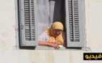في مشهد مؤثر.. سيدة ترمي البصل وقنينات الماء للمتظاهرين لمواجهة الغازات المسيلة للدموع