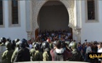 مسيرة الحسيمة.. القوات العمومية تحاصر محتجين بينهم نساء بإحدى المساجد 