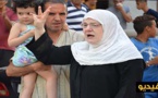 سيدة مسنة تتفاعل بتأثر مع المتظاهرين في الحسيمة في مشهد لافت للأنظار