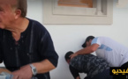 مسيرة الحسيمة.. مهاجر مغربي يتقيأ بسبب الغازات ويصرخ أنا جيت غير فاكنسي علاش تضربوني