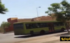 بالفيديو.. وأنت تسير في شوارع الناظور لا تستغرب إذا شاهدت مواطنا يركب فوق سطح الحافلة