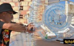 فنان تشكيلي يستغل نفايات وقنينات الماء لتجسيد معلمة "كلوب" بالناظور