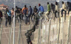 هجوم نحو 400 مهاجر غير شرعي على سياج مدينة مليلية وإعتقال واحد منهم عض شرطيا إسبانيا