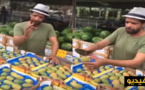 الصبار المغربي يغزو أوروبا.. شاهدوا مغربيا يبيع "الهندية" بطريقة مثيرة بأحد أسواق هولندا