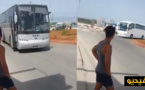شاهدوا أسطولا من الحافلات والشاحنات الخاصة بتأمين الزيارات الملكية يعبر إلى الحسيمة