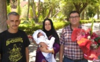 سائق حافلة يساعد سيدة على الولادة والشركة تهديها نقلا مجانيا مدى الحياة