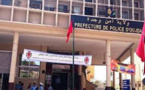 مثير..شرطي بزيه الرسمي يكبل يديه بالأصفاد أمام ولاية الأمن