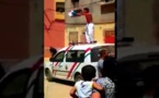 شاهدوا الفيديو.. "مشرمل" يصعد فوق سيارة تابعة للأمن وهو ملطخ بالدماء لهذا السبب