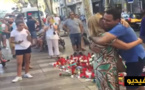 بالفيديو.. مغربي  يعرض "عناق الحب والسلام" في برشلونة بعد الحادث الإرهابي وطابور يصطف لعناقه