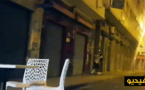 بالفيديو.. لص يتحصن داخل عمارة بعد سرقته لهاتف نقال والضحية يدق باب العمارة بقوة طالبا إسترجاع هاتفه 