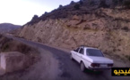 بالفيديو.. دراج يوثق خطورة المقطع الطرقي الرابط بين باب تيزي عزة وجماعة تفارسيت