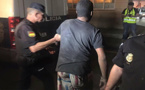 شرطة مليلية تواجه القاصرين المغاربة بالكلاب المدربة لمنعهم من الهجرة