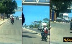 خطير بالفيديو: شابان على متن دراجة نارية يختطفان فتاة في واضحة النهار